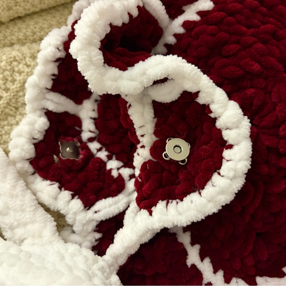 Handmade Crochet Paw Crossbody Bag - White with Pink & Burgundy - Picture 4 of 4